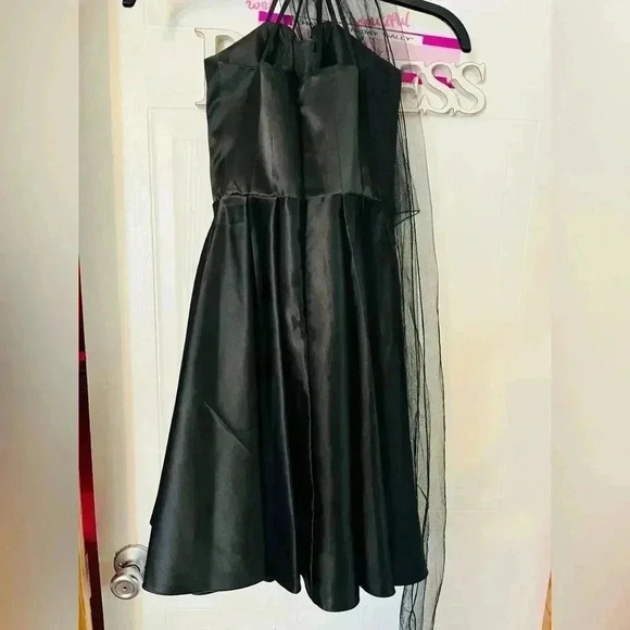 Formal dress - Picture 4 of 7